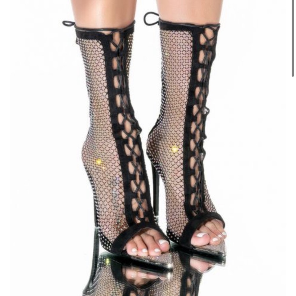 AZALEA WANG OUT TO PLAY STILETTO BOOTIE IN BLACK